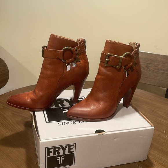 Frye Women's Heeled Boots in Rich Brown - Picture 4 of 16